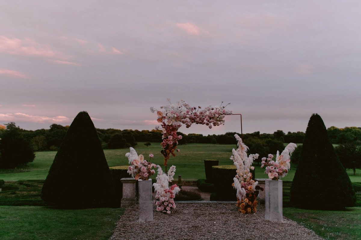 SabatoEvents's tweet image. Outdoor details are just as important as the ones indoors. Autumnal hues and boho vibes have been created stunningly here by using dried Pampas grass which is such a trend right now! What a great backdrop for your photos! #bohobride #weddingdetails #2021bride 
Photo @alleksana