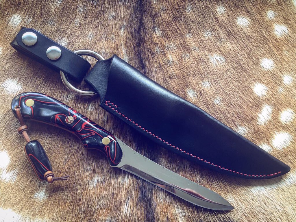 PDBushcraft's tweet image. My latest custom sheath just sent out to the customer. Hand dyed in Black with contrasting Red stitching and Nickel fittings to match the colours of the blade. #customknife #customleather #customsheath #handmadeleather #pauldorebushcraft #pauldoreleathercraft #pauldoreleatherwork