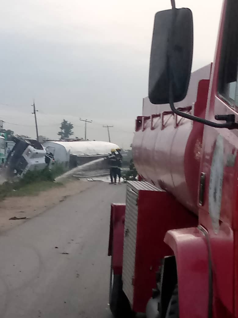 followlastma's tweet photo. (8am) #LastmaTrafficReports
#Badagry #FallenTanker
A Tanker loaded with PMS fell at Ayetoro inwd Badagry, counterflow is ongoing, Men of @LAG_FireService are on standby while @followlastma Men are also controlling the traffic.
@Gidi_Traffic
@TrafficChiefNG #FollowLASTMA https://t.co/gY7QqIyfbX