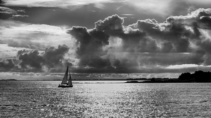 Avant le grain 3/3 #bretagne #mer #voile  #trinitesurmer  #breizh #andeol #andeolphoto #photo #noiretblanc #blackandwhite  #morbihan @bretagne_actu @topbrestphoto @morbihantourism @topfrancephoto @andeolphoto #britany #quiberon #sea #bird #paysage @fubiz #voilier #bateau #sailing