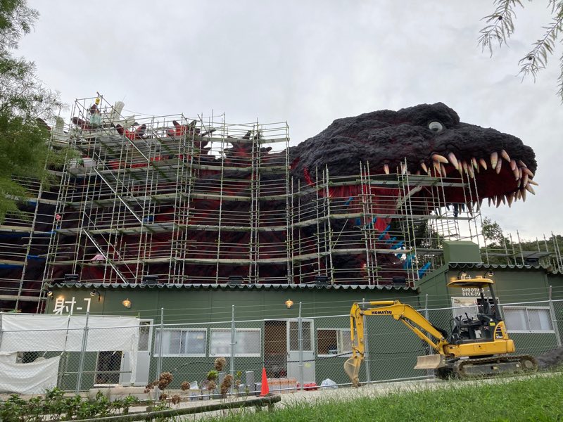 yonnee3's tweet photo. 淡路島公園に来たらゴジラ建設中でした https://t.co/Bdxru75s0y