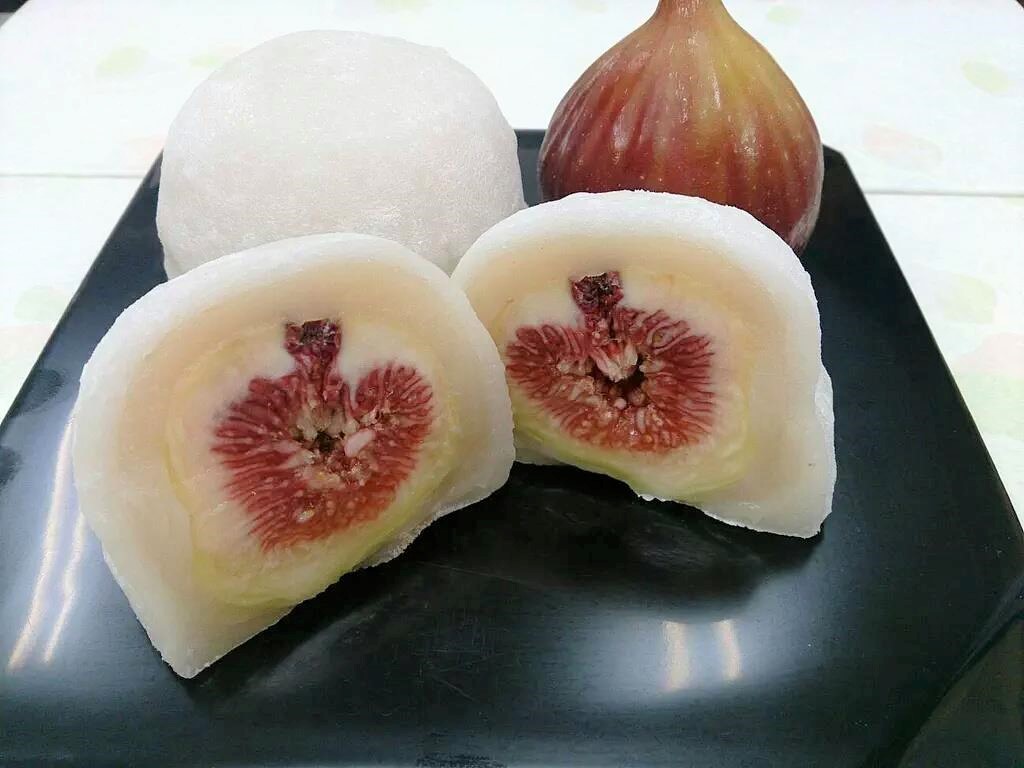 京菓子司 与楽 いちじく大福 販売始めました 京都の無花果生産の内 9割以上作られている城陽市特産の美味しい無花果を丸ごと1個使って大福にしました とにかく大きいです いちじく好きの人には たまらない美味しさだと思います 数量限定販売に