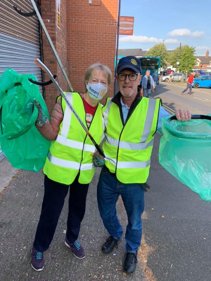 passport1180's tweet photo. The Gidneyโs from our Cheshire hub have been helping with the Great British Clean Up in Sandbach today. They are now officially members of the Sandbach Clean Team ๐๐#rotaryworkingtogether https://t.co/qjnqhGHwCz