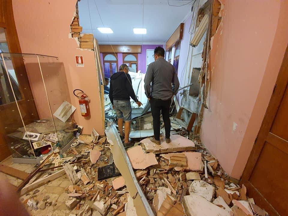 davide_ranalli's tweet photo. Solidarietà a @rizsanti per il gravissimo episodio che ha danneggiato la casa comunale di #gemmano. Un gesto deplorevole che non ha intimorito la sua comunità.
Questa è la forza dei piccoli comuni. @pdnetwork @PDERNetwork https://t.co/NYHPAFutbl