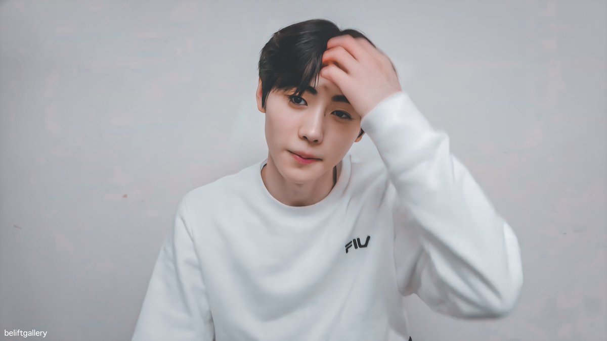 tannies_army's tweet photo. The Ice Prince with his overflowing visuals.
#parksunghoon
#firstv-log https://t.co/JKCaChElXC
