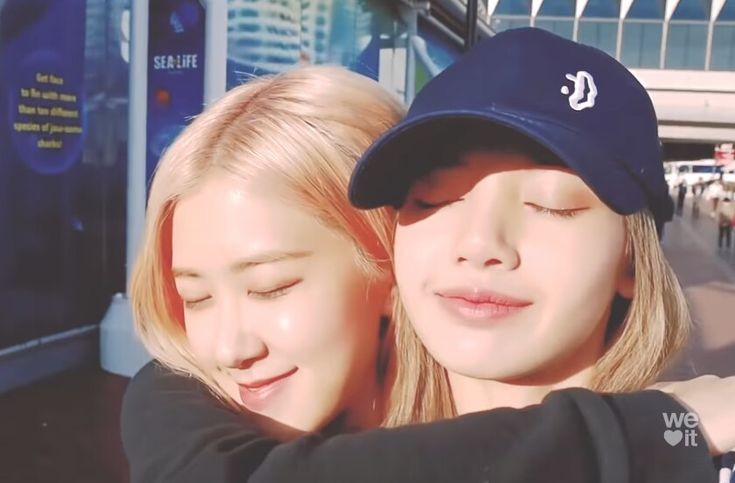 Who does it like them??I just can't help but think you know.. #Chaelisa  #Lisa    #리사    #Rosé    #로제  