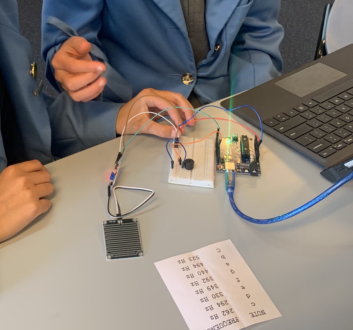 When it rains play 🎸Twist and Shout!  A wonderful rain sensor Arduino circuit from these Y6 students! <a href="/sheree_pudney/">Sheree Pudney</a> <a href="/arduino/">Arduino</a> #Arduino #GirlsWhoCode #WomenInSTEM #100DaysOfCode #STEAM #Makerspace
