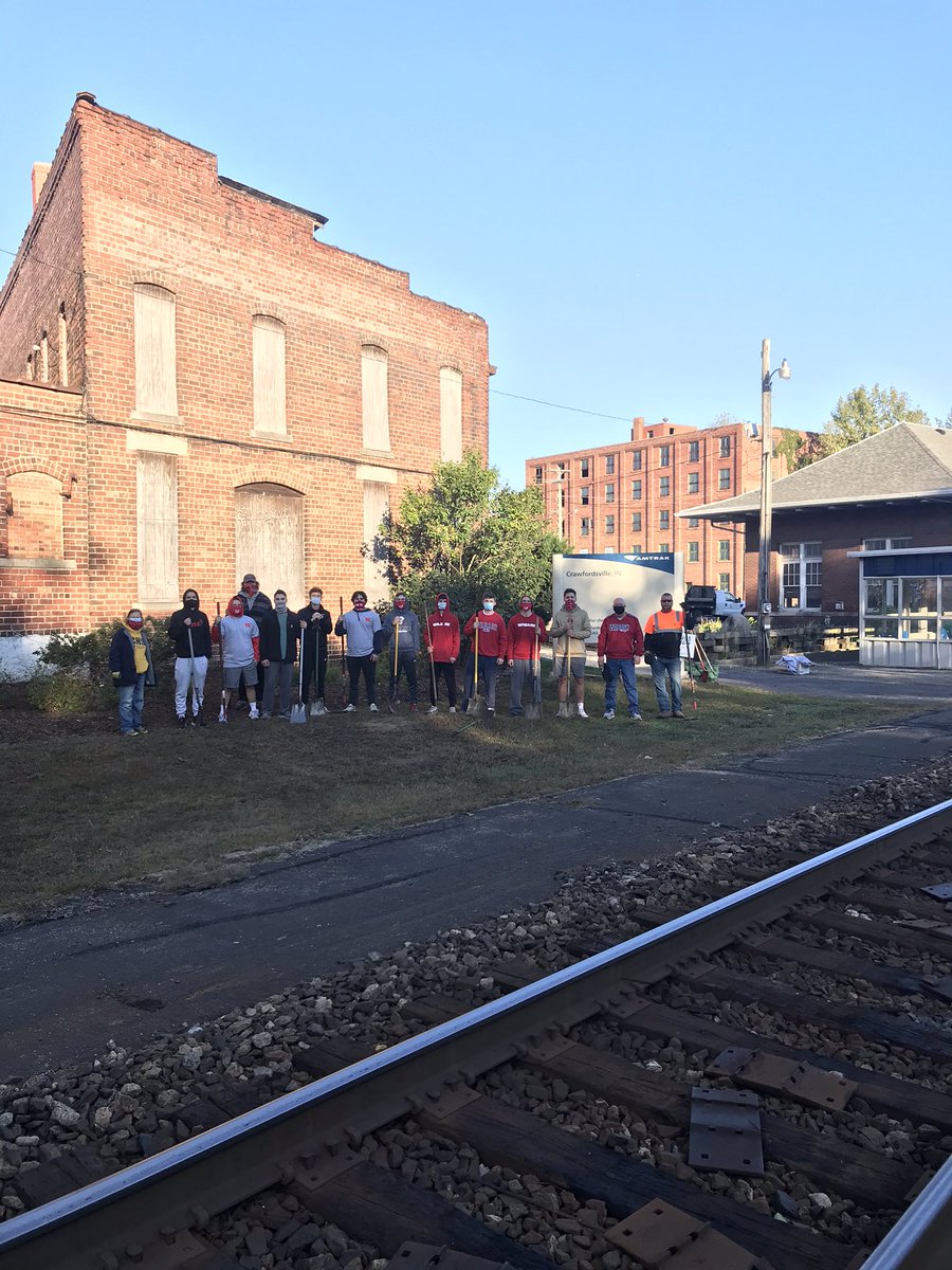 tylerwatson39's tweet photo. Week 4 of Pick Up Cville had @wabashbeta back at the train station spreading some mulch donated by @C_Ville1823. We even had special guest @todd_barton out there helping us! Thanks to Andrew Sanders for recruiting his brothers to make a positive impact on Cville this morning! https://t.co/aYM7PtXYFI