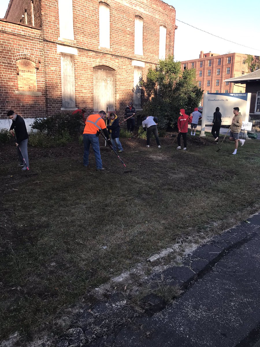 tylerwatson39's tweet photo. Week 4 of Pick Up Cville had @wabashbeta back at the train station spreading some mulch donated by @C_Ville1823. We even had special guest @todd_barton out there helping us! Thanks to Andrew Sanders for recruiting his brothers to make a positive impact on Cville this morning! https://t.co/aYM7PtXYFI