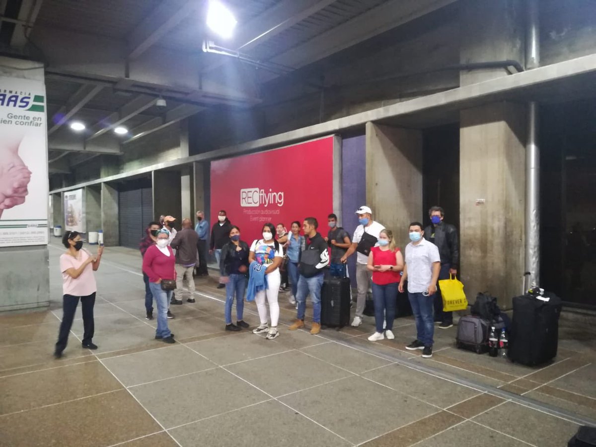 lor_are's tweet photo. @ismaeltoro19 @LAConviasa @CancilleriaPma @EmbaVePanama @aferrerl @ErikaMouynes @CancilleriaVE Personas viajaron más de 12h por tierra y se encuentran en el aeropuerto a la espera de alguna Respuesta. @LAConviasa @CancilleriaPma @aferrerl @MINSAPma @CancilleriaVE https://t.co/5sWDQAJwPn