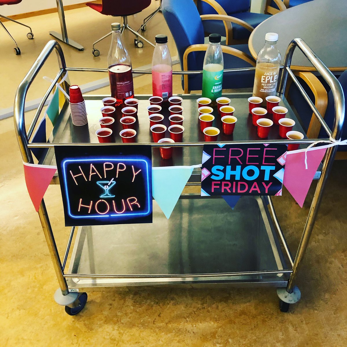 BerntsenMonica's tweet photo. I disse tider trenger man litt oppmuntring i hverdagen. Happy Hour i lunsjen slo godt an. #digglæring #knappskogskule #happyhour #shot #juice #smoothie #lunsjpause https://t.co/KF7qxZzl5X