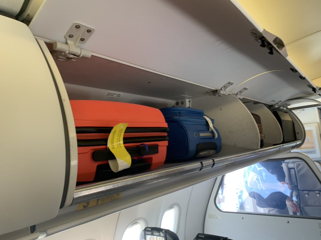 Gastonpez's tweet photo. @vueling por favor podéis explicarme porqué las medidas covid que vuestra aerolínea esta aplicando a todos los pasajeros con el equipaje de mano no se aplican a todos por igual. Hay que pagar más para subir tu maleta de cabina, todo es por prevención o por dinero?? https://t.co/wtSkjUVCPP