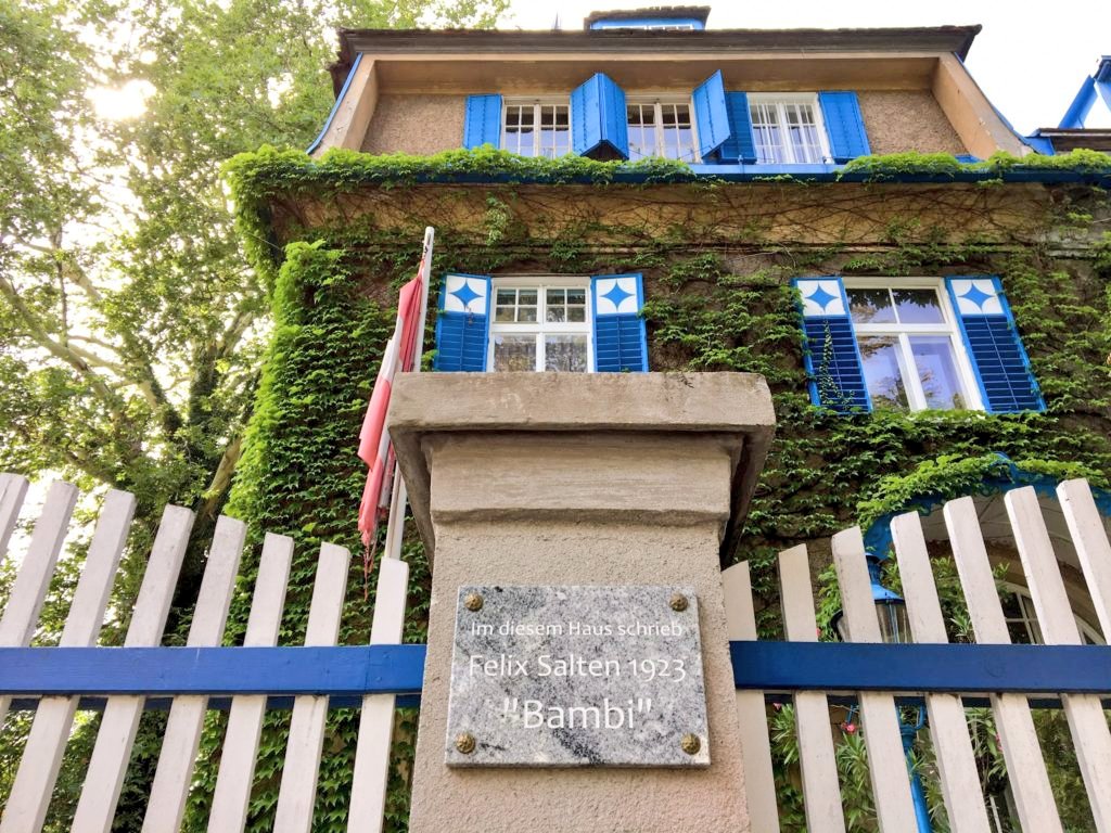 L'exposition monographique qui débute le 15 octobre est organisée à l'occasion des 75 ans de la mort de Salten.Dans l'élégant 19e arrondissement de Vienne, une plaque indique encore la villa où l'auteur donna vie à son petit héros des bois.