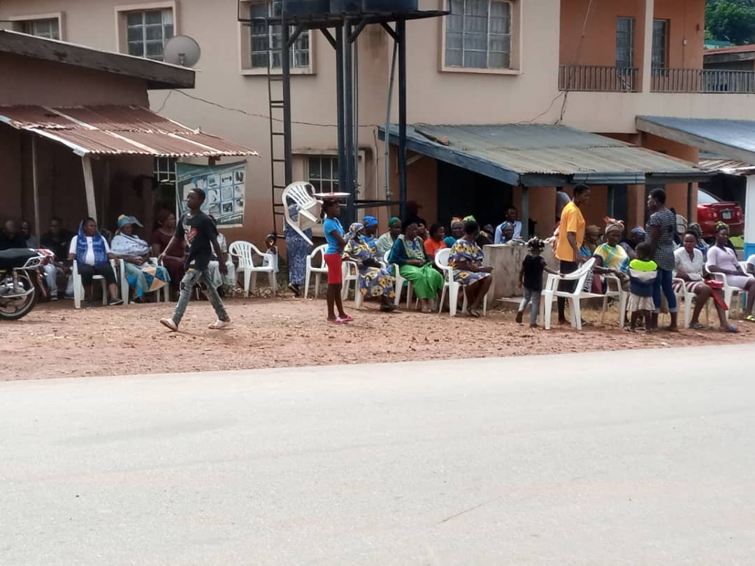 splashfm1067's tweet photo. An Elderly women and voters unable to vote at Ward 1 unit 009, Ugbogbo quarters Igarra headquarters of Akoko-Edo council area of Edo state because card reader is not working.

#SplashEdoDecides20
#EdoDecides20
#Splashfm1067 https://t.co/f3F7Flyxum