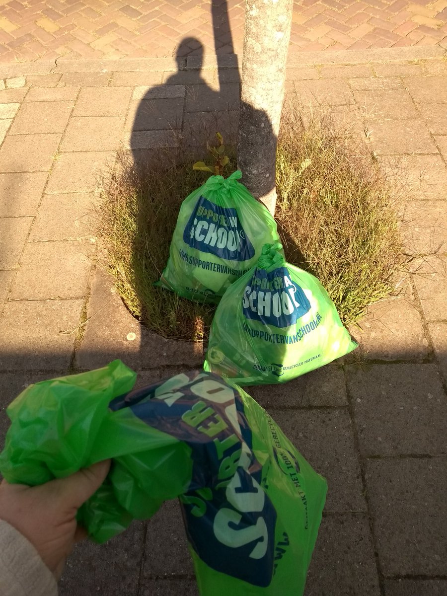 RijswijkSchoon's tweet photo. Zo, ff parkeren. Halen we straks wel op om in de container te gooien. Kunnen we weer verder.... 😉
#rijswijkschoon🦋 héél gewoon 🚮 toch? @ArmandFM
#litterati #supporterschoon #plasticsoup #wcd2020 🚮💪 https://t.co/DRJ8XKvW1i