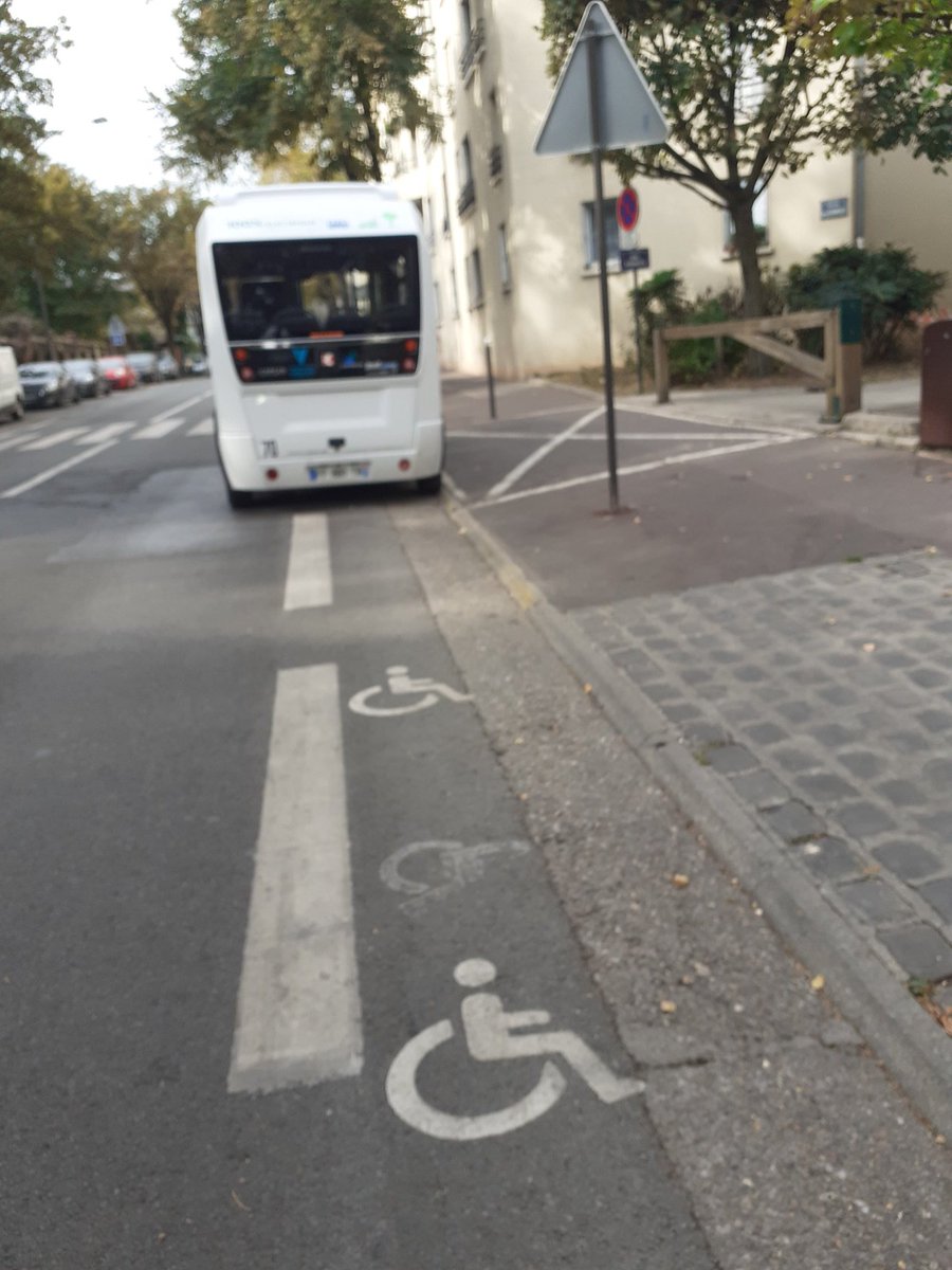 Est-ce normal qu'à @chatillon92320 ville qui dit faire sa révolution on voit se bus bus qui stationne systématiquement sur la piste cyclable entre deux tournées ? Je ne parle même pas du chauffeur d'aujourd'hui qui t'insulte quand tu lui fait la remarque... #colère #codedelaroute