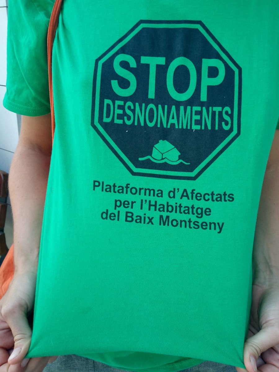 PAHCBM's tweet photo. [IMPORTANT🔴] 
CONCENTRACIÓ A C/JOAN MARAGALL 25.

LA ROXANA I ELS SEUS FILLS ÉS QUEDEN A CASA https://t.co/EePQWNqe7I