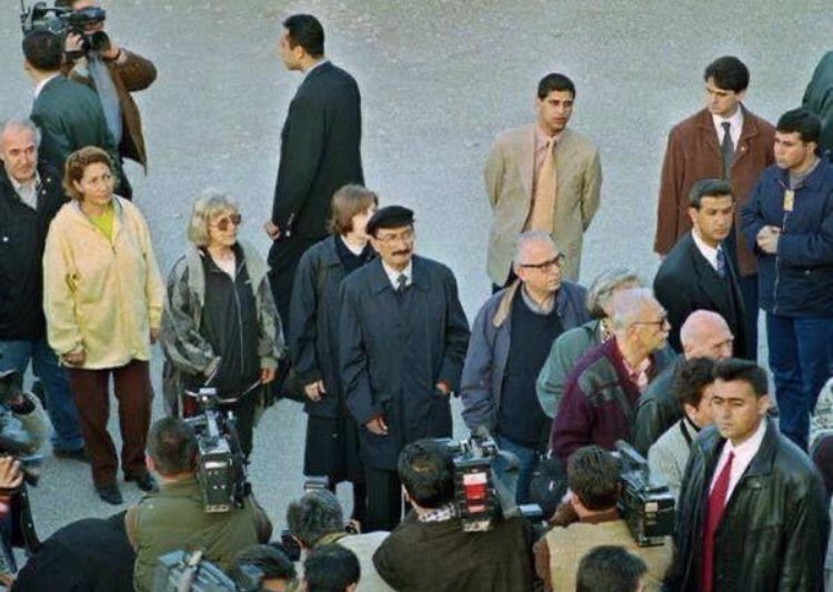 bülent ecevit, eşi rahşan ecevit ile birlikte oy kullanmak için sırada bekliyor, 1999