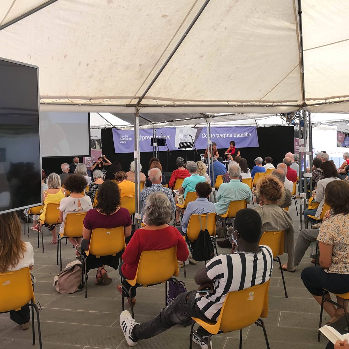 DanieleSportapp's tweet photo. Stamattina, nel secondo giorno del #premiopieve 2020, "L'abisso non ci separa - Storie allo specchio di arrivi e partenze" dell'amico Nicola Maranesi Terre di mezzo, 2020. @archiviodiari @nicomara7

#premiopieve https://t.co/CWPN6njpWC