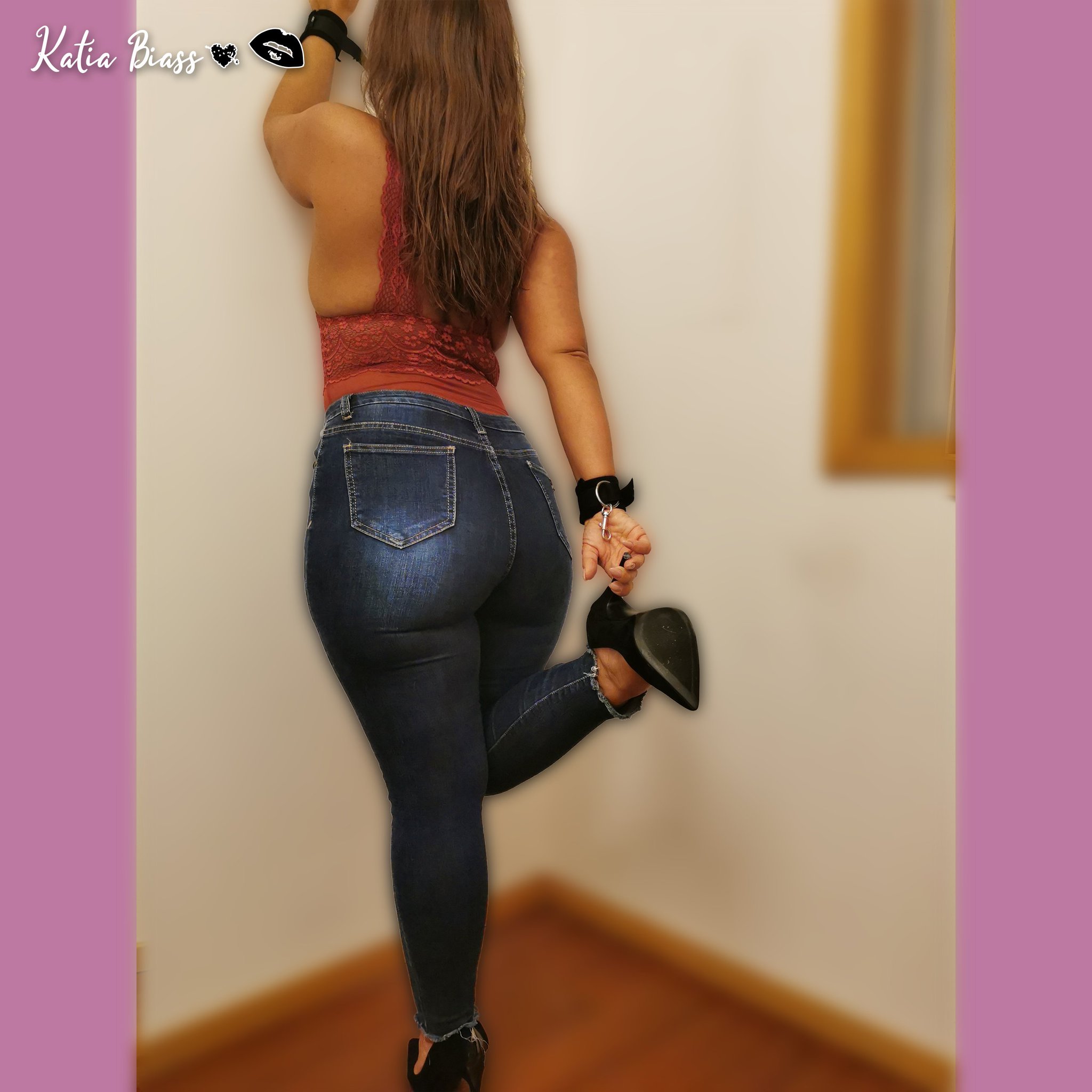 Desta vez um bocadinho mais vestida 😊 #girl #pants #denim #bigass #sexy #model #katiabiass #portugal #coimbra #tuga https://t.co/6xxnFM9sNs