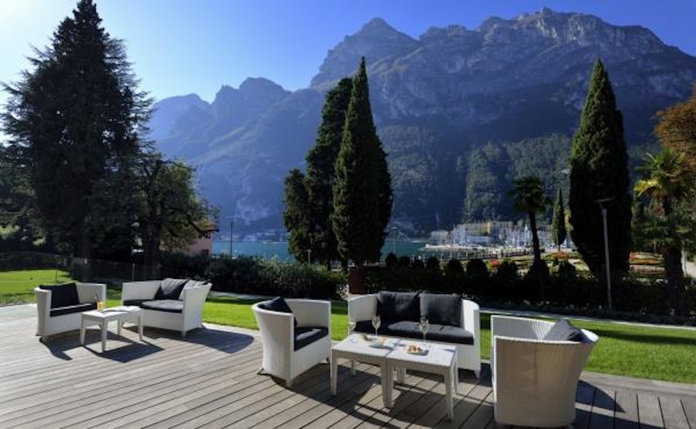 Bluarte1's tweet photo. Il #RedellaBusa, #LidoPalace #Hotel, #RivadelGarda https://t.co/q5FZDW1PyW https://t.co/OKpi2IHV71
