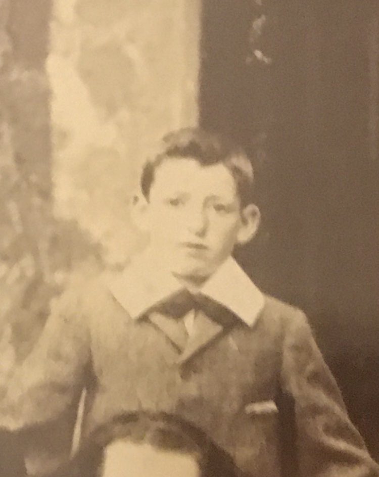 A dyma fo - John Beech, awdur ifanc y llyfr nodiadau, tua’r oedran pan y rhestrodd enwau’r blodau a thynnu lluniau’r pili palas <a href="/GeralltPennant/">Gerallt Pennant</a> <a href="/BBCRadioCymru/">Radio Cymru</a> #GalwadCynnar