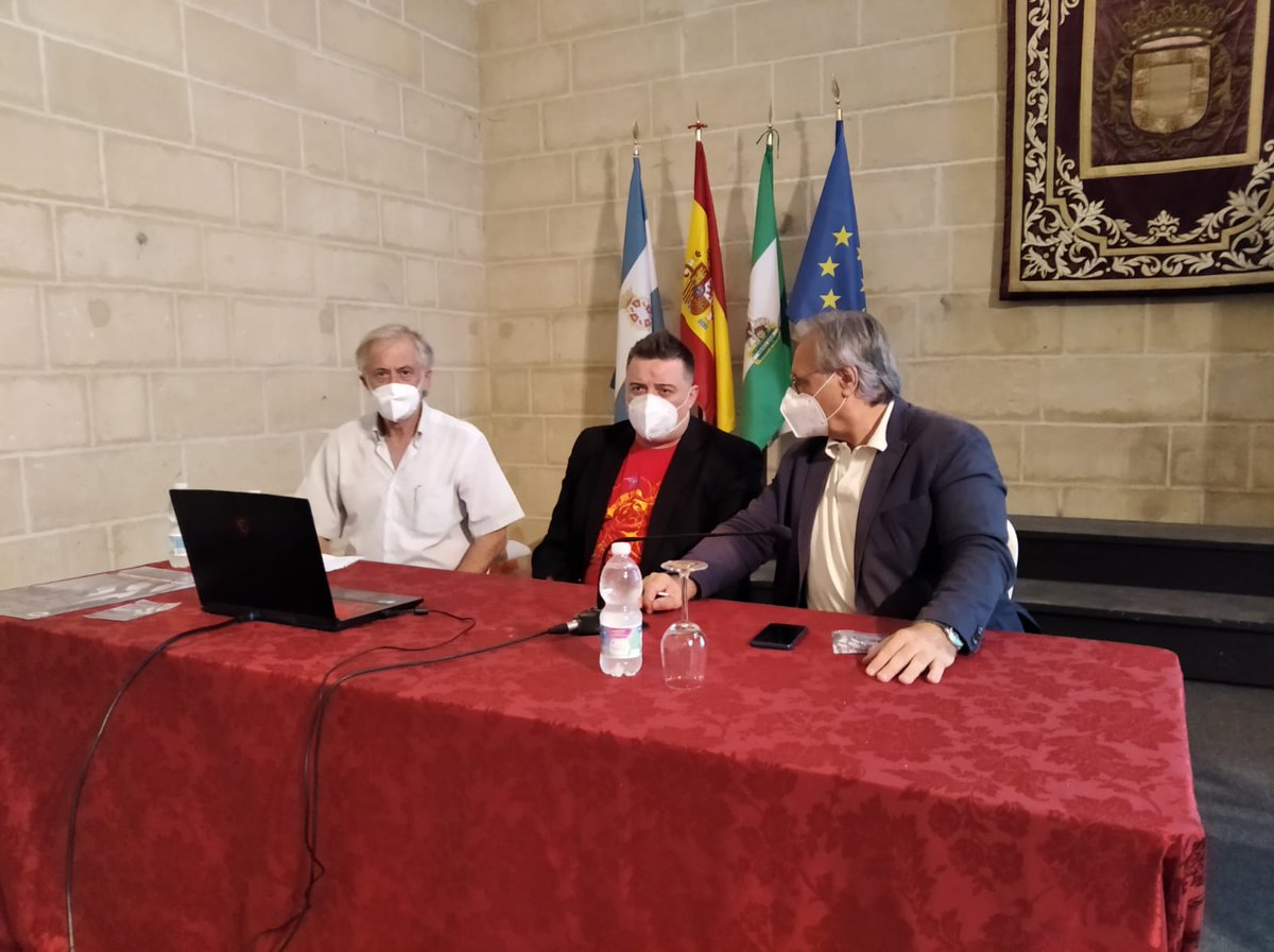MemoriaJerez's tweet photo. Cuando las cosas se hacen bien, preparativos, seguridad Covid y los ponentes son atractivos, el público acude, y eso que la lluvia pudo mermar asistencia.

Gracias #Jerez, por el interés en conocer #MemoriaDemocratica https://t.co/jK5qvu40fS