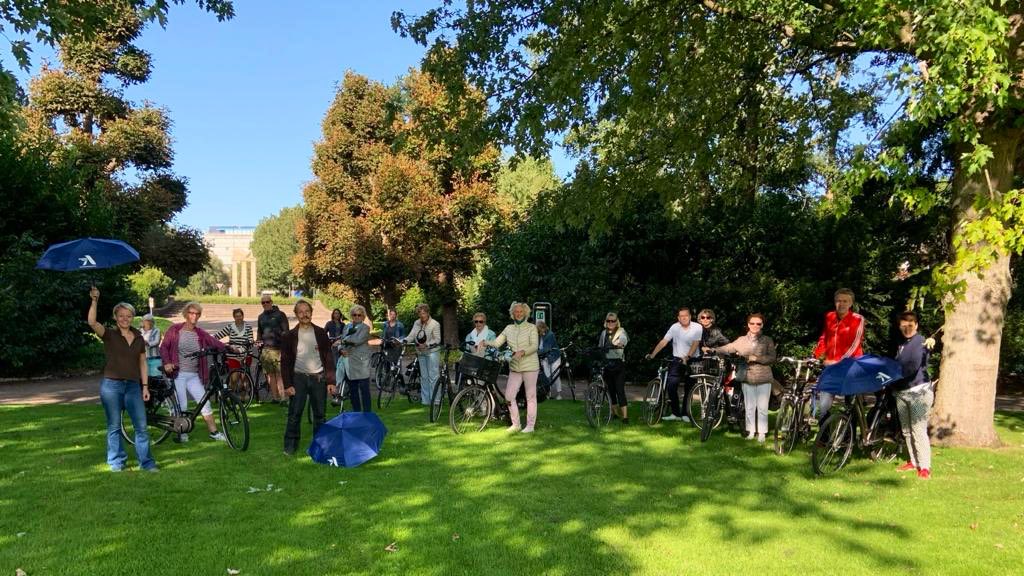 Vandaag beleven bewoners Amstelveen op de fiets! Wethouder <a href="/FloortjeGordon/">Floor Gordon</a> neemt een kijkje bij de groentour. #visitamstelveen