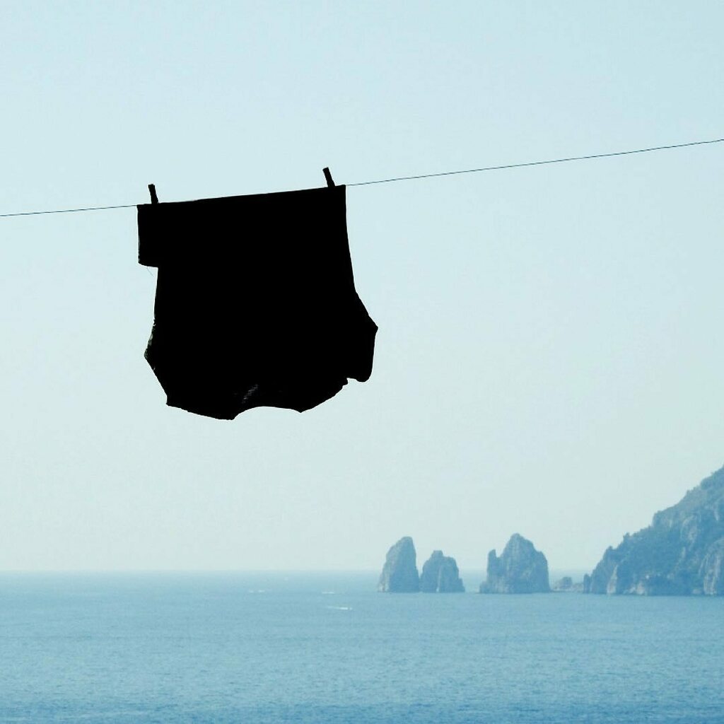 samskeyti79's tweet photo. Bucato con vista. #ieranto #penisolasorrentina #capri #faraglioni #silhouette #campania https://t.co/Jdd8p2Finq https://t.co/PjseuxiRI6