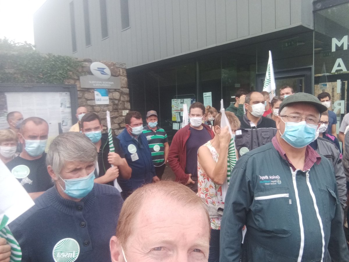 philippe_jehan's tweet photo. 50 anti élevage venus en découdre. Plus de 200 @Agri_53 pour soutenir les éleveurs de @lamayenne Ce n est pas une bande de fainéants ayant pour certains vécus de l agriculture qui nous expliqueront notre métier @fdsea53 @JEUNESAGRI53 @Jehanne53 @SGuioullier @JeromeDespey https://t.co/l72a3DZNjL