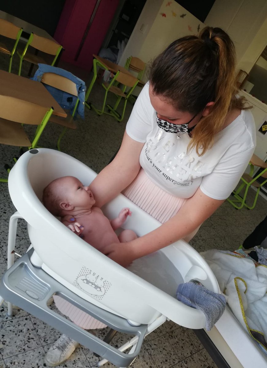 Xpluslommel's tweet photo. Om het geven van een #babybad te oefenen, gebruik je toch beter een echte baby in plaats van een pop …
Dat dacht mevrouw Behr ook, en ze bracht meteen haar zoontje mee naar de les!
In de deskundige handen van de leerlingen van 6 VZ: https://t.co/xz64Ya4lyb