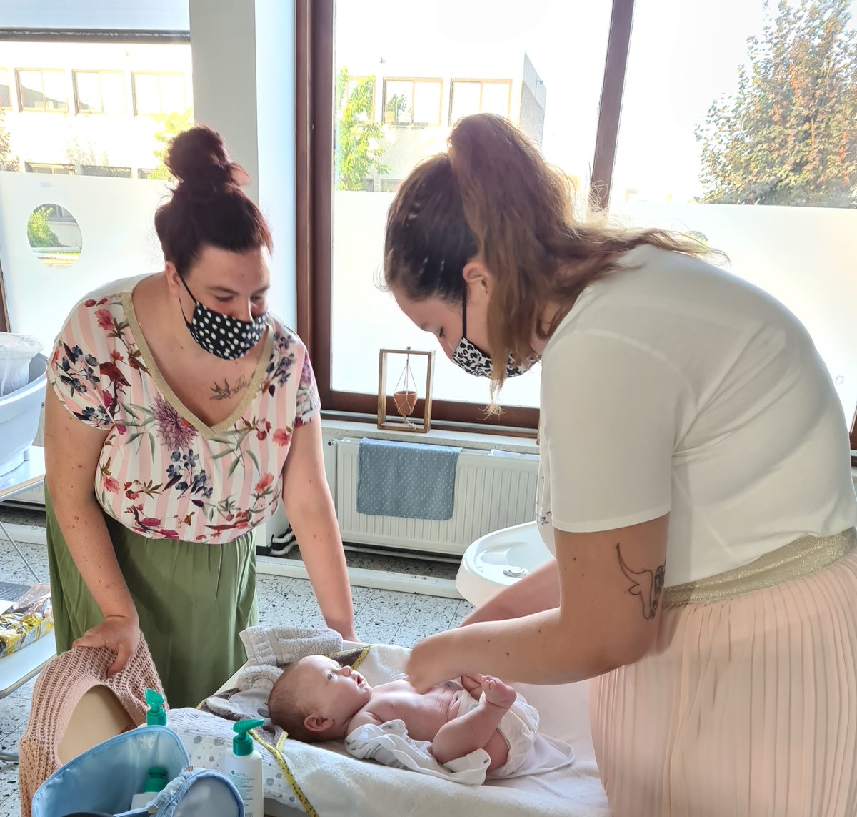 Xpluslommel's tweet photo. Om het geven van een #babybad te oefenen, gebruik je toch beter een echte baby in plaats van een pop …
Dat dacht mevrouw Behr ook, en ze bracht meteen haar zoontje mee naar de les!
In de deskundige handen van de leerlingen van 6 VZ: https://t.co/xz64Ya4lyb