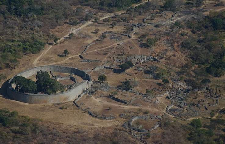 The Great Zimbabwe kingdom was the first to build stone walls, without mud, just using stones and rocks. The King had the title MAMBO and they traded with Arabs... Dealing in ivory, gold and they kept cattle. They practiced what is known as the GOKOMERE culture