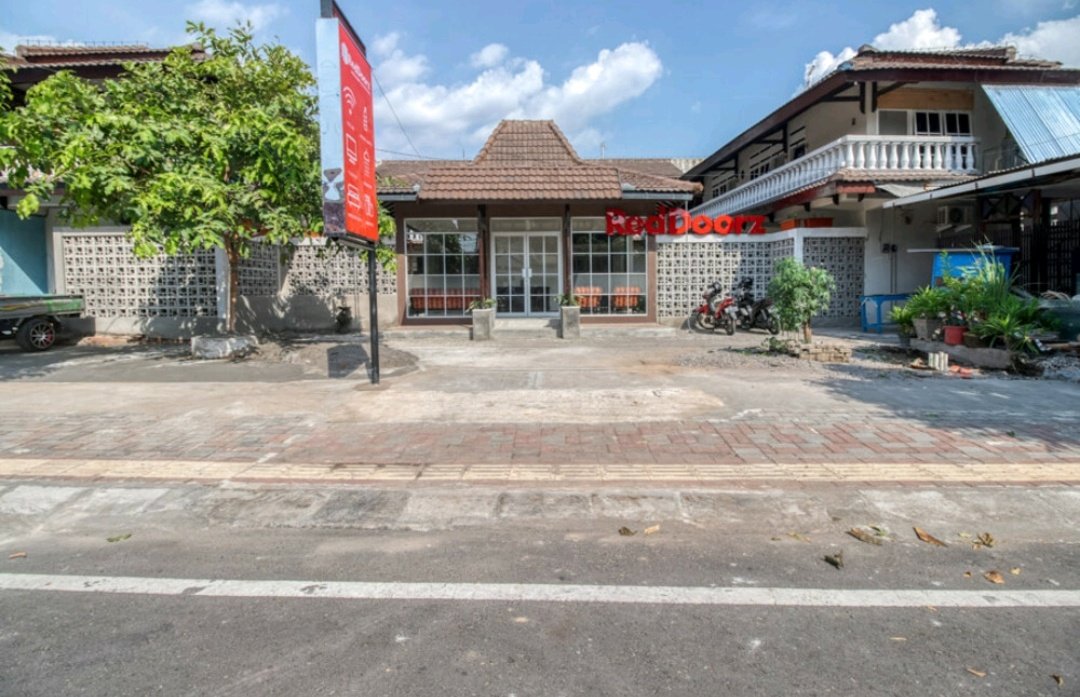 8. Griya Badran
📍Jl. Tentara Rakyat Mataram No. 16

Dekat ke stasiun tugu, 10 menitan ke malioboro. Booking via RedDoorz 

190-210K (2 Orang) Room Only