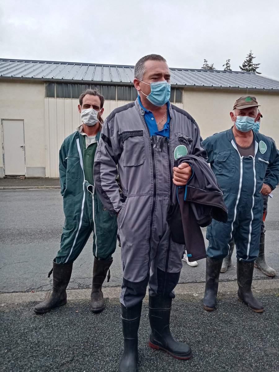 philippe_jehan's tweet photo. 50 anti élevage venus en découdre. Plus de 200 @Agri_53 pour soutenir les éleveurs de @lamayenne Ce n est pas une bande de fainéants ayant pour certains vécus de l agriculture qui nous expliqueront notre métier @fdsea53 @JEUNESAGRI53 @Jehanne53 @SGuioullier @JeromeDespey https://t.co/l72a3DZNjL
