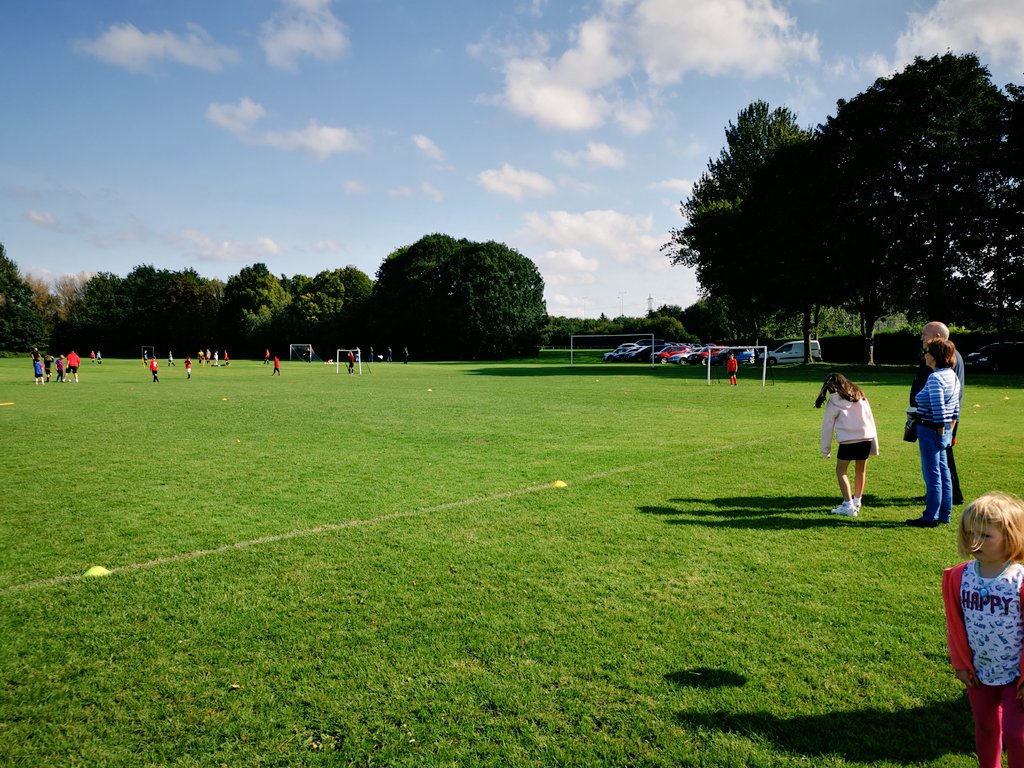 OurCrossford's tweet photo. 🌿An absolutely ☀ beautiful ☀ day at @OurCrossford today for @saleutdfc football. Children all enjoying themselves and adults catching up in a safe, socially distanced way. What's not to like 🤷‍♂️🌿🌿 #ourcrossfordbridge #friendsofcrossfordbridge #grassroots #community https://t.co/PPCQsbaOVI