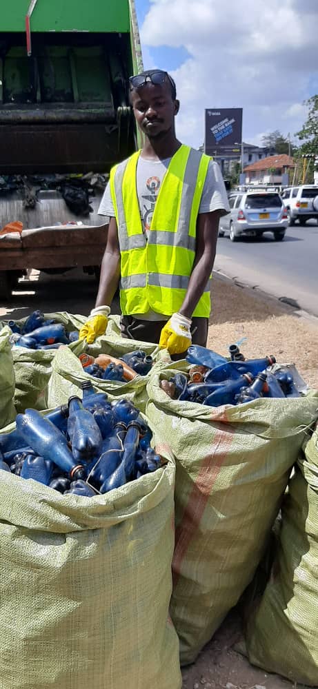 #WorldCleanupDay 
Selander Bridge Cleanup!
We can end the use of single-use plastic! Let's campaign for a #plasticfree country. 

#BreakFreeFromPlastic
#LetsDoItWorld 
#LetsDoITTanzania