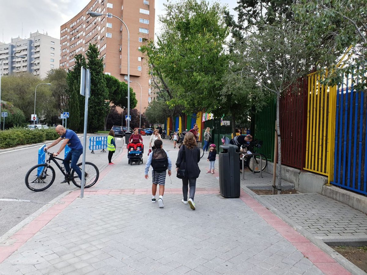 Activamos el Kiss &amp; Go (cierre al tráfico del entorno de colegios a la hora de la entrada) en la #SEM2020: del miércoles 23 al viernes 25 en <a href="/CEIPCiudadRoma/">C.E.I.P Ciudad de Roma</a> y <a href="/MontserratFUHEM/">Colegio Montserrat</a>.

Fomentamos la movilidad activa e incrementamos el espacio peatonal disponible para llegar al colegio.