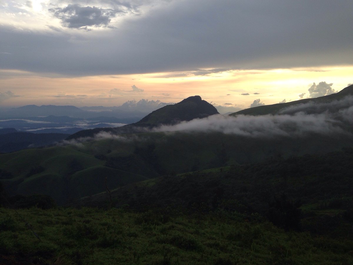 obuducc's tweet photo. Couldn't decide whether this was a sunrise or sunset. What do you think: any difference between the appearance of sunsets and sunrises?���� 
#nature#sunset#surise#obudumountains https://t.co/3f1atYjXDu