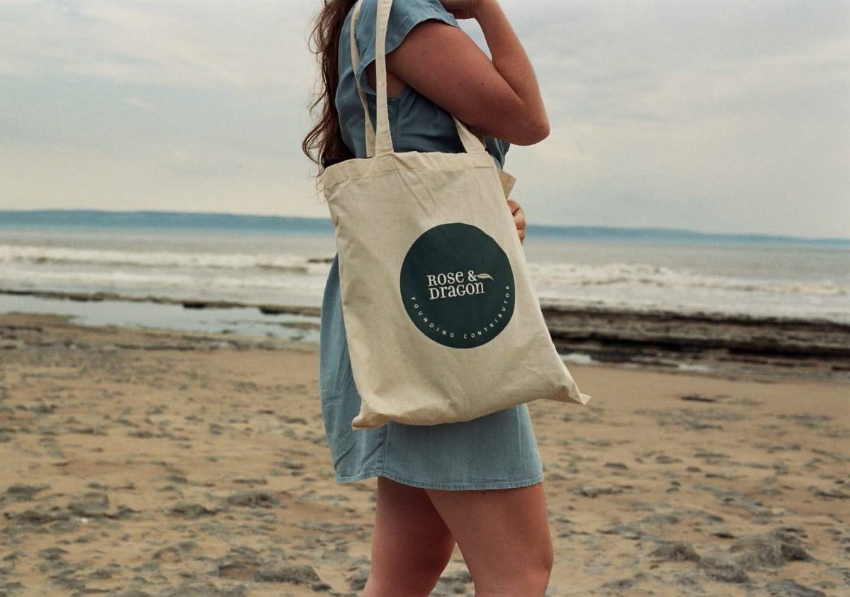 RoseAndDragonUK's tweet photo. Made from organic cotton and screen by hand printed here in the U.K. 
A chic alternative to plastic bags that show you support independent businesses 🌱❤️ #shopsmall 
https://t.co/6ASOgRy7tq https://t.co/Mqtq8RI6r1