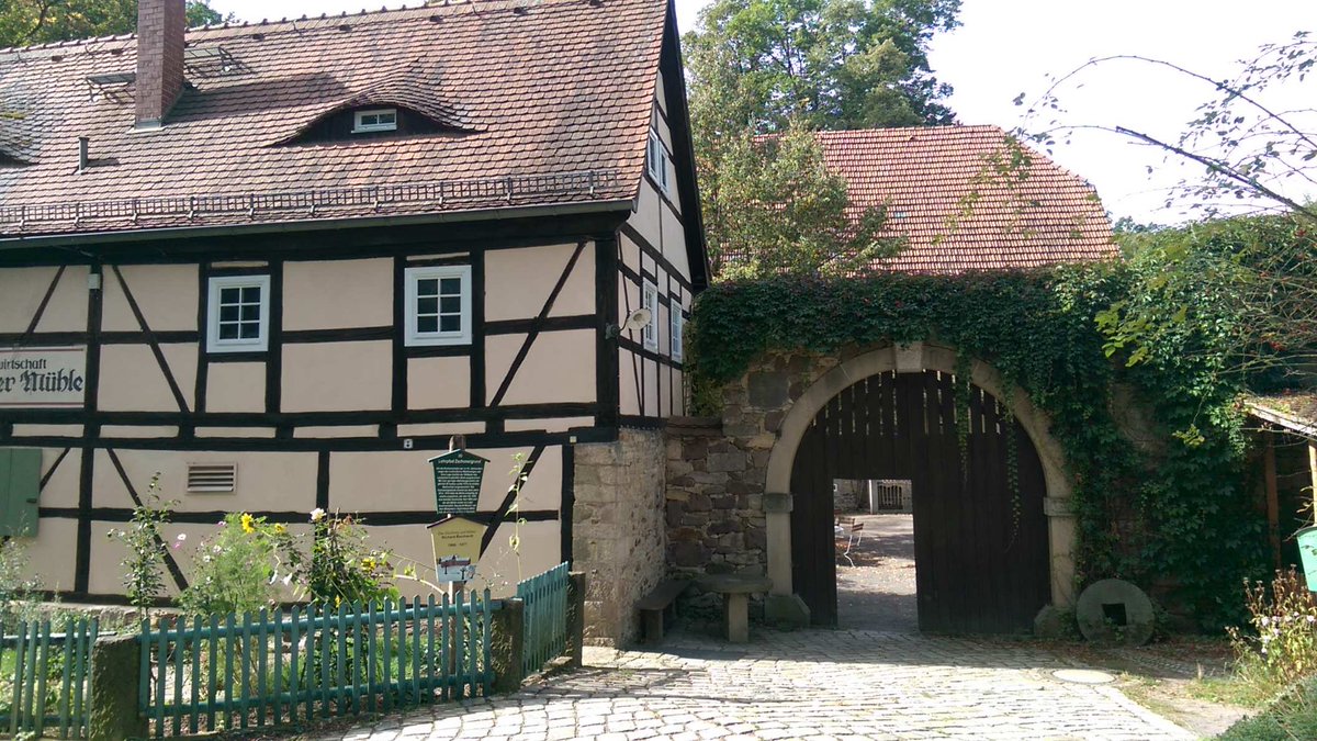 ezoderwitz's tweet photo. Großes Kind hat Training, da haben "kleines Kind" + ich spontan entschieden, wir begleiten sie zur Turnhalle Cotta und #radeln bis Trainingsende einfach mal ziel- und planlos durch die Gegend; schön wurde es #Elberadweg-#ZschonerGrund-#Podemus-#Mobschatz-#Briesnitz-#Omsewitz... https://t.co/KMCvDdaDoa
