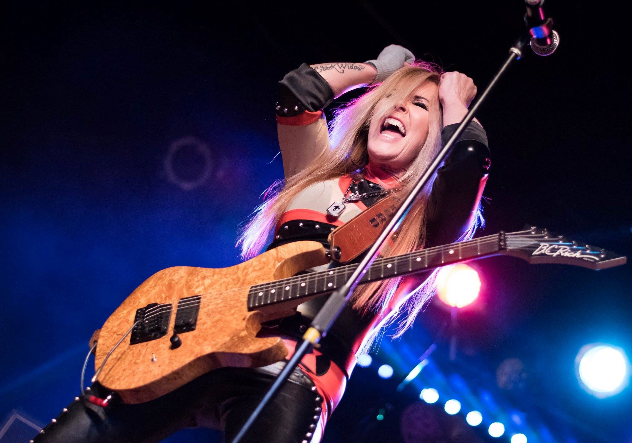 Happy birthday to Lita Ford she was born on September 19, 1958. 