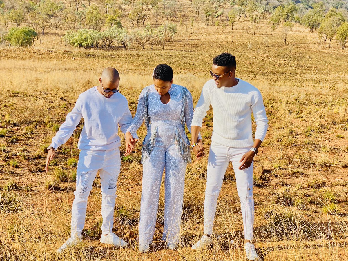 simmymusicsa's tweet photo. ✨✨✨
#Emakhaya
#TugelaFairy
#MadeOfStars
#ComingSoon https://t.co/tcAP29YJcN