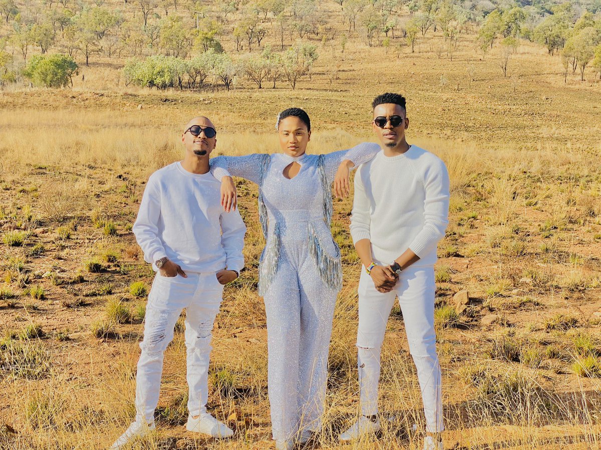 simmymusicsa's tweet photo. ✨✨✨
#Emakhaya
#TugelaFairy
#MadeOfStars
#ComingSoon https://t.co/tcAP29YJcN