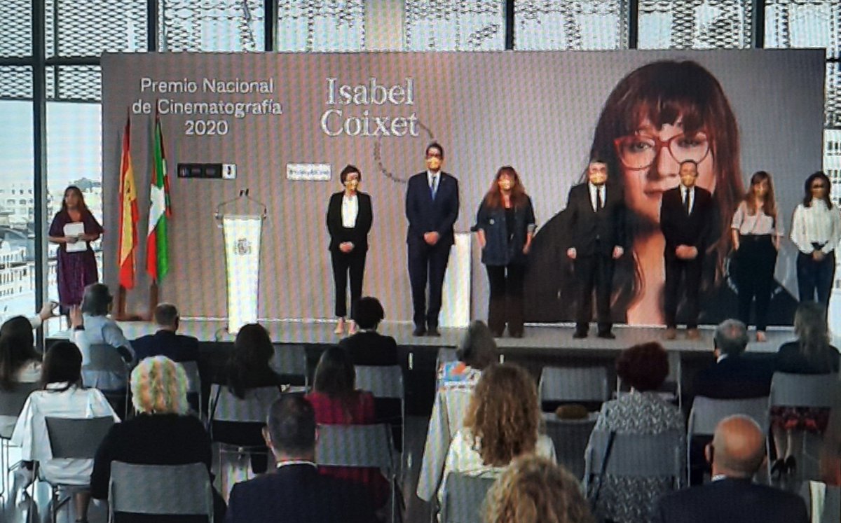 «Incluso para quienes la desprecian, la cultura es el futuro». «Si queréis rezar a alguien, rezad a Agnès Varda». Menudo discurso se ha marcado #isabelcoixet en la entrega del Premio Nacional de Cinematografía 2020. #68SSIFF #yovoyalcine