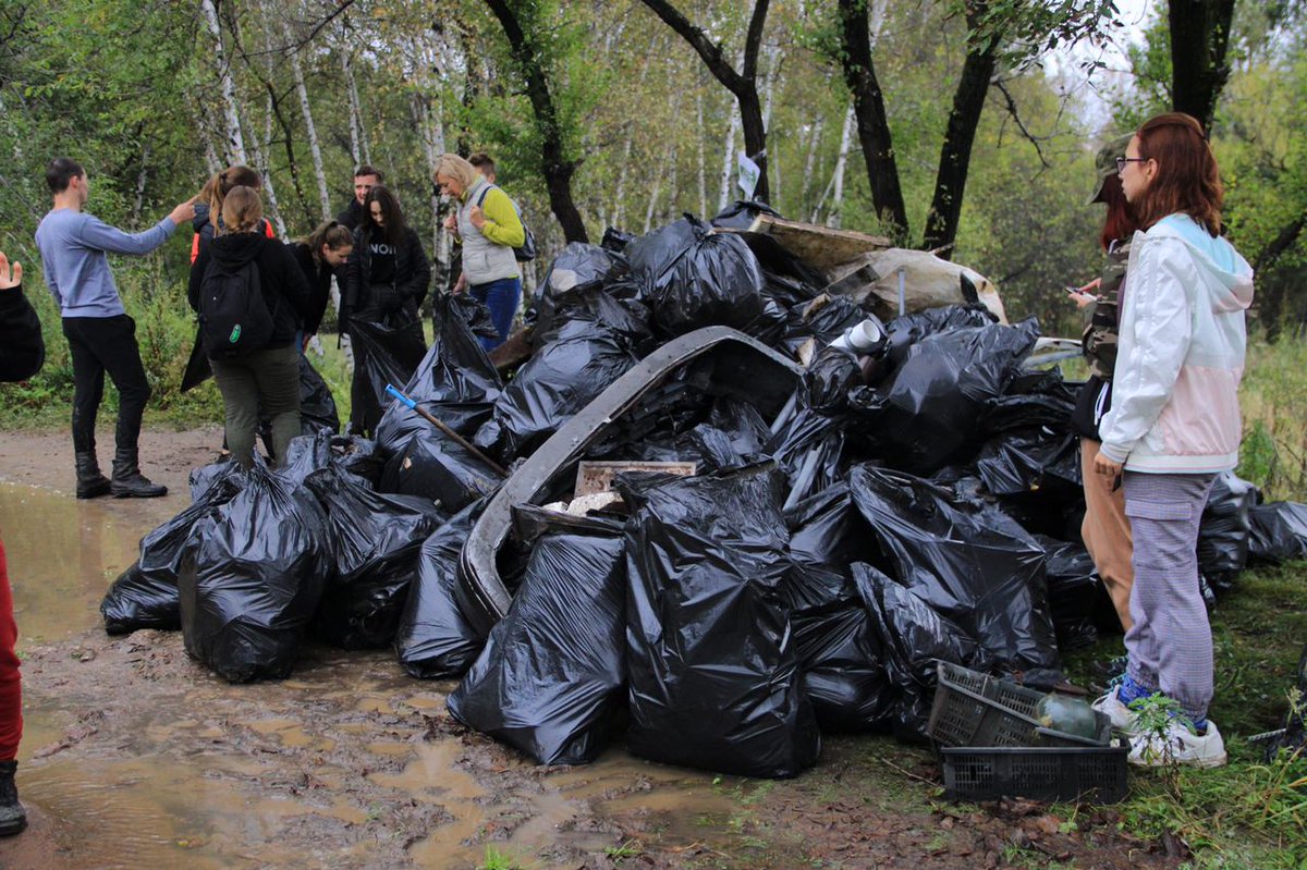SKMRus's tweet photo. 109 мешков мусора, 120 кг.покрышек и 18 кг крупногабаритного мусора собрали хабаровские активисты #РДШ в ходе акции "Экодежурный по стране". #экодежурный #экоРДШ https://t.co/k7GCGOh94e