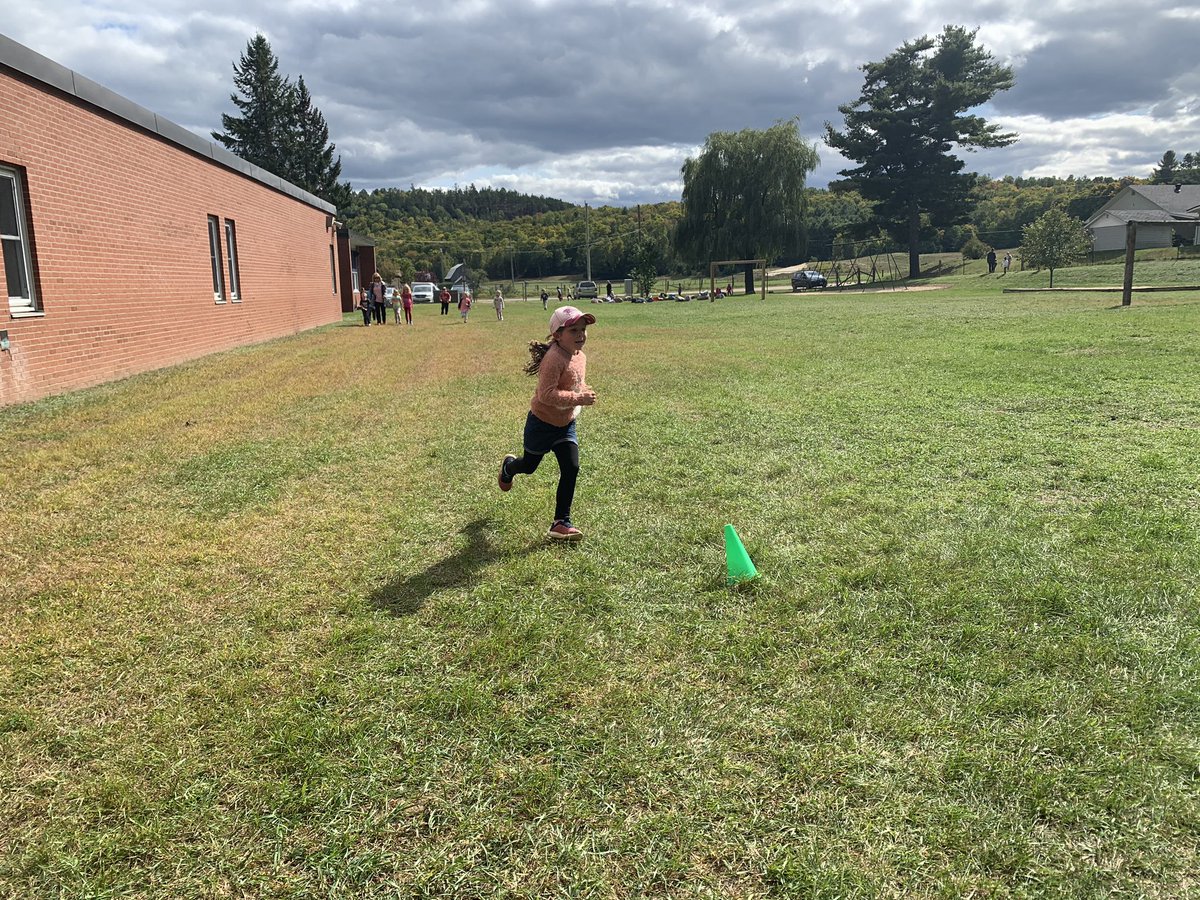 PalmerRapids_PS's tweet photo. Terry Fox traditions with a new twist - physical distancing! Way to go Panthers! #thanksMsMantifel #PRPSRocks https://t.co/uJZa985360
