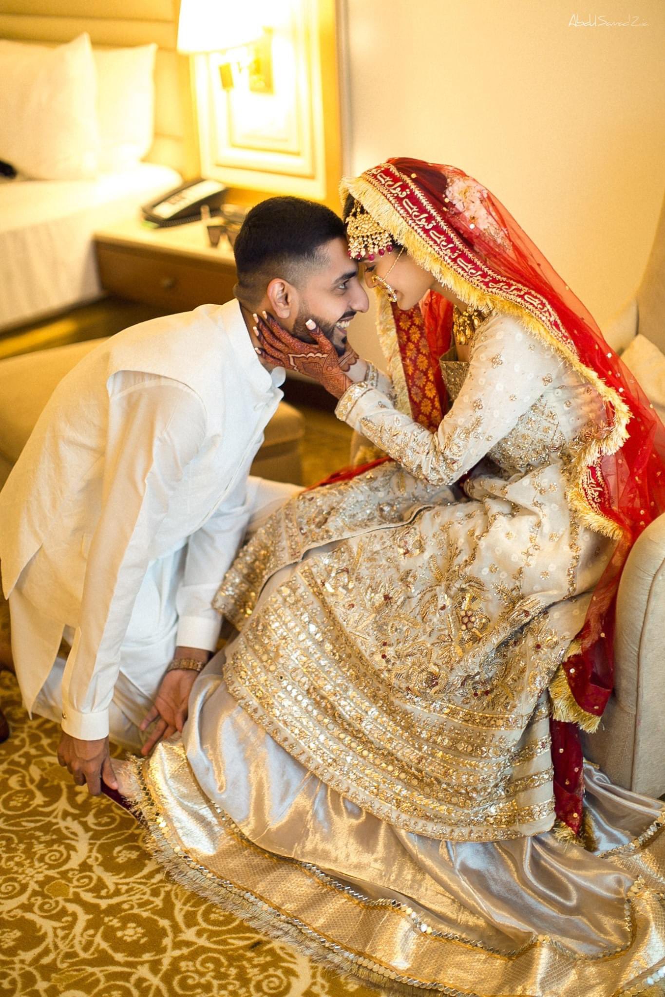 Pakistani & Indian wedding couple poses – Karigur