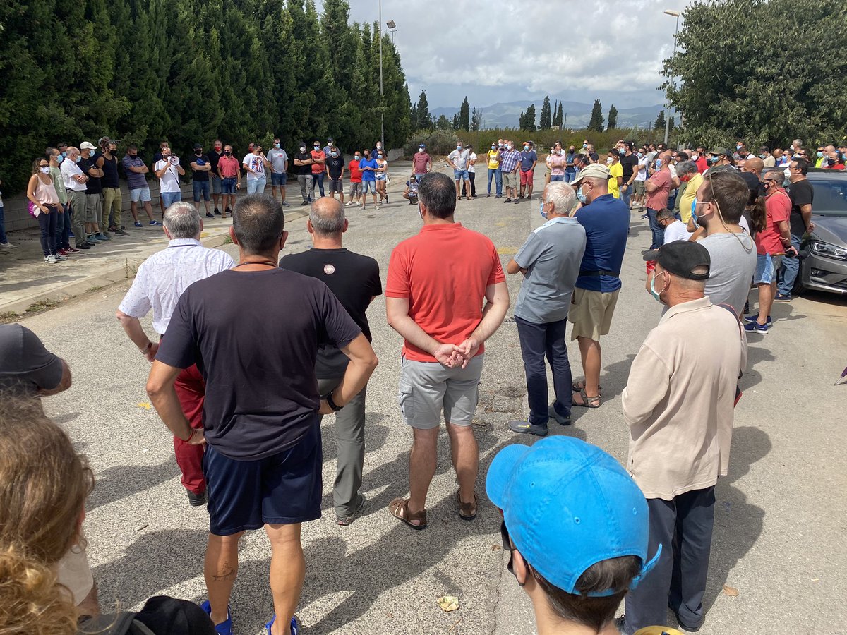 Asambleas informativas en Bellvei, el señor <a href="/ramontremosa/">Ramon Tremosa 🎗🌹</a> quiere desalojar un polígono donde estacionamos  legalmente por orden del sector automovilístico mientras <a href="/saintgobain/">Saint-Gobain</a> se niega a sentarse a firmar un acuerdo que estaba cerrado a las 4:00 de la madrugada del pasado 18/09