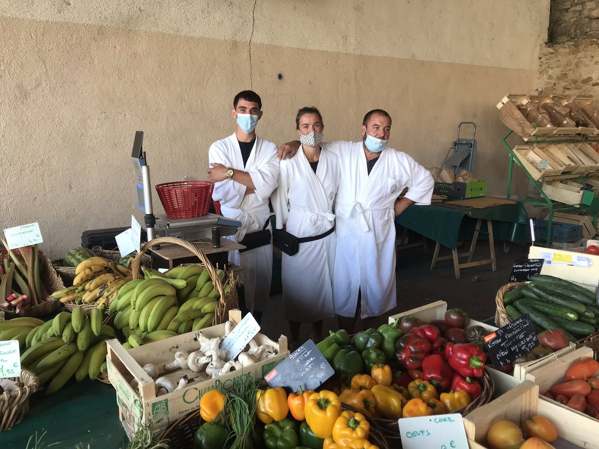 stephhuin's tweet image. ⛲ Le @WorldWellnessW1 a démarré dans toutes les stations de La Route des Villes d&apos;Eaux. À Bourbon-l&apos;Archambault, les commerçants de la station et du marché s&apos;affichent #AccrosDuPeignoir 👍
#WWW2020